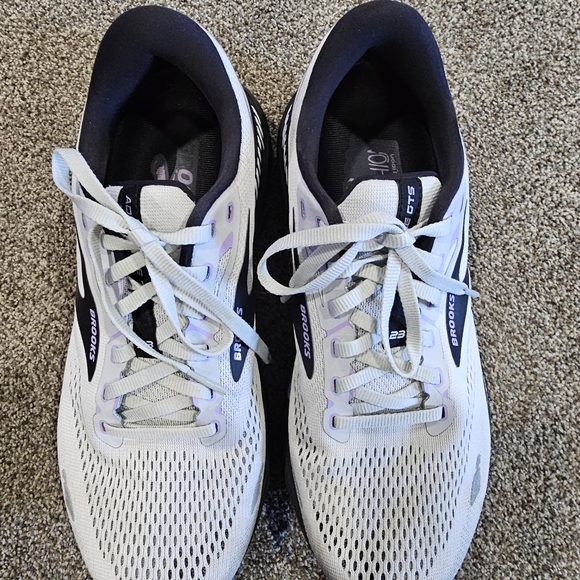 Brooks Light Gray and Lavender Running Shoes - Picture 4 of 7